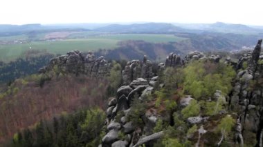 atractive doğa kaya İmparatorluğu park Saksonya İsviçre puslu akşam bahar.