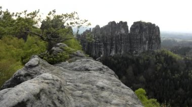 atractive doğa kaya İmparatorluğu park Saksonya İsviçre puslu akşam bahar.