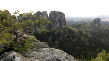 atractive doğa kaya İmparatorluğu park Saksonya İsviçre puslu akşam bahar.