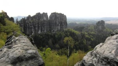 atractive doğa kaya İmparatorluğu park Saksonya İsviçre puslu akşam bahar.