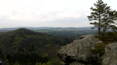 atractive doğa kaya İmparatorluğu park Saksonya İsviçre puslu akşam bahar.