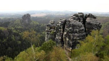 atractive doğa kaya İmparatorluğu park Saksonya İsviçre puslu akşam bahar.