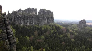 atractive doğa kaya İmparatorluğu park Saksonya İsviçre puslu akşam bahar.