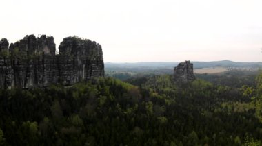 atractive doğa kaya İmparatorluğu park Saksonya İsviçre puslu akşam bahar.
