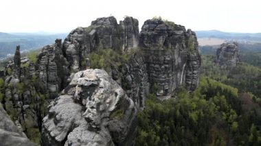 atractive doğa kaya İmparatorluğu park Saksonya İsviçre puslu akşam bahar.