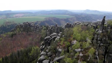 atractive doğa kaya İmparatorluğu park Saksonya İsviçre puslu akşam bahar.