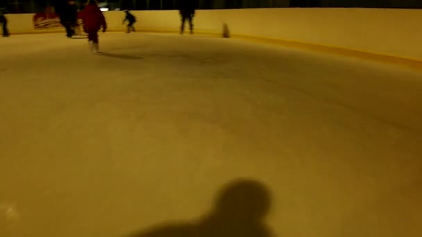 Vista durante a patinação no gelo rápida no salão de esporte. Movimento rápido em torno do gelo, movimento do patinador, da povoação ou das sombras . — Vídeo de Stock