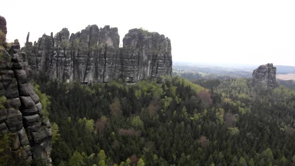 Soirée brumeuse printanière dans un parc d'attraction nature rock empire Saxe Suisse . — Video