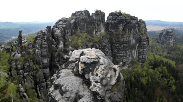 Tavaszi ködös este atractive természet rock Birodalom park szász-Svájc. — Stock videók