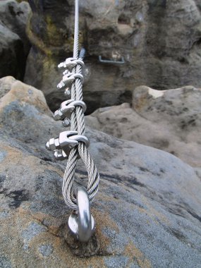 demir vida snaphooks tarafından blok içinde sabit ip bükülmüş. ayrıntı ip ucunun kumtaşı kaya içine demir attı.