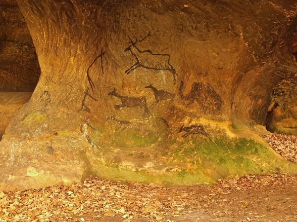 Arte infantil abstrata em caverna de arenito. Tinta de carbono preto de caça humana na parede de arenito, cópia do quadro pré-histórico . — Fotografia de Stock