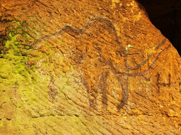 Absztrakt gyermekek művészeti barlang. fekete szén-dioxid-festék mamut homokkő falon, őskori kép másolata. — Stock Fotó