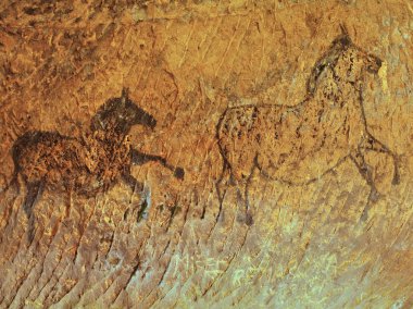 Çocuk Sanat kum taşı mağarasında soyut. Siyah karbon boya kumtaşı duvar, tarih öncesi resmin kopyasını atların.