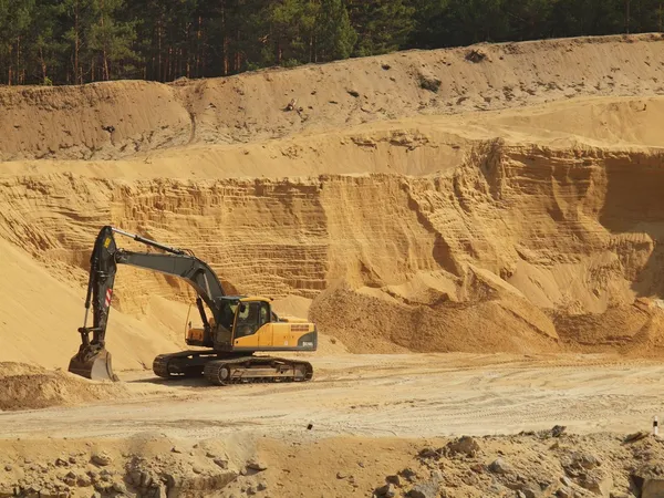 Grande cavador laranja preto na mina de areia aberta está esperando por novo turno . — Fotografia de Stock