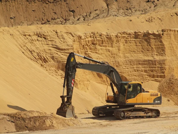 Grande pelleteuse orange noire dans une mine de sable ouvert attend un nouveau changement . — Photo