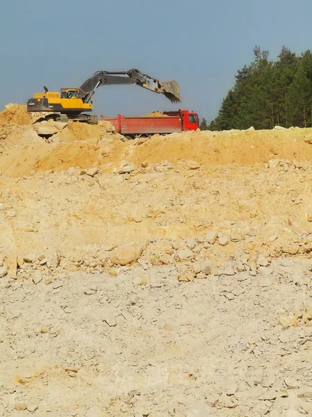 開いている砂で大きな黒いオレンジ掘り鉱山が待機している新しいシフト. — ストック写真