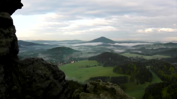 Vue sur vlley brumeux ci-dessous point de vue en Saxe Bohème Suisse. Le brouillard se déplace entre les collines et les cimes des arbres et fait avec les rayons du soleil des reflets doux .