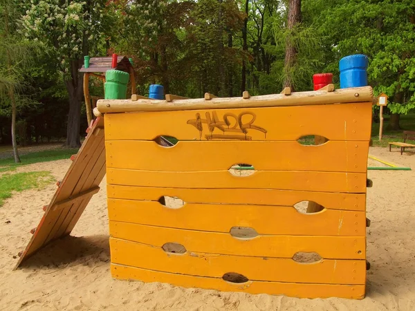 Escada de parede de escalada de madeira laranja no parque infantil — Fotografia de Stock