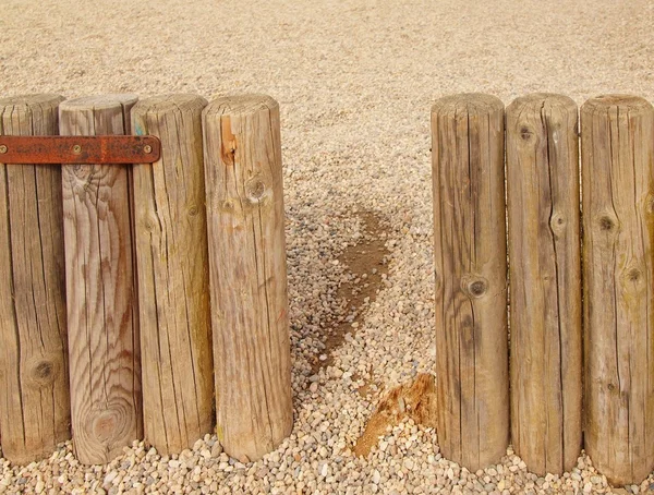壊れた古い木製の柵、古い木製の柵、塀、石の多い背景. — ストック写真
