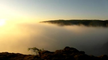 güzel bir kayalık Park Ilıca puslu güneş doğuyor. kumtaşı zirveleri, sis arttı sis mavi olarak, altın ve turuncu renkli.