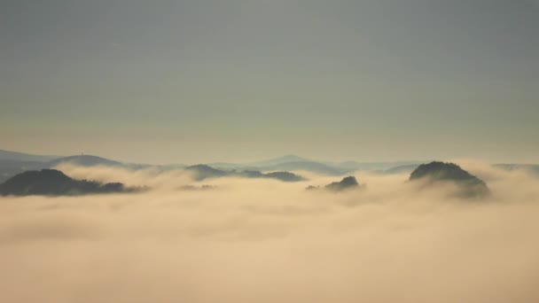 Magnifique lever de soleil brumeux dans une belle montagne de sommets rocheux en grès. Rochers pointus augmentés par le fond brumeux, le brouillard tremble dans la vallée — Video