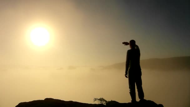 Фотография в действии в великолепном туманном восходе солнца в красивой горе скалистых вершин песчаника. Острые скалы увеличились с туманного фона, туман трясется в долине — стоковое видео