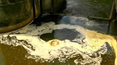 weir küçük Nehri üzerinde kirli su çamurlu su dönüm. weir taşlı duvar