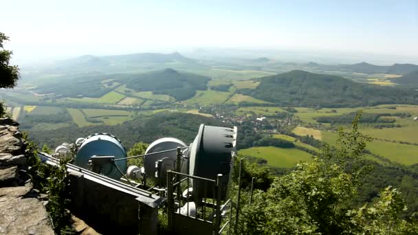 Вид с башни метеорологической обсерватории со многими параболическими спутниками на утреннюю сельскую местность. Весеннее утро на вершине холма . — стоковое видео