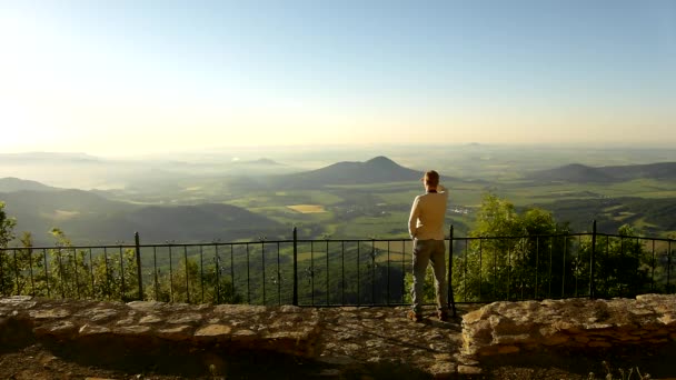 Fotografie s kamerou v akci v rámci ranní pohledu bodu. Hills trčí z rovinaté krajině, větrno slunečné ráno. — Stock video