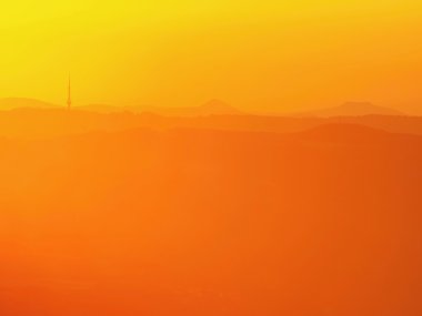 Muhteşem turuncu adamlara daybreak, güzel bahar puslu sunrise Vadisi ve tepeler üzerinde.