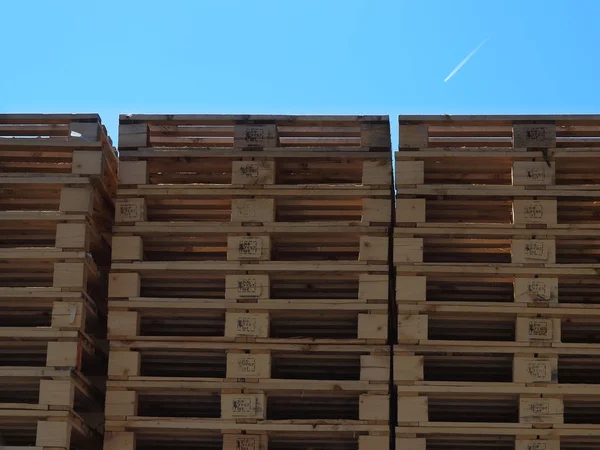 Stock di nuovi europallet in legno presso l'azienda di trasporto — Foto Stock