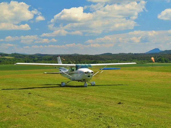 Litet Sportflygplan är rullande eller flytta på gräs airport.tree kanten propeller snabbt vänder. solig sommardag. — Stockfoto