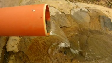 su drenaj plastik borudan Boulder'a çalıştıran ve seviye köpüklü su kabarcıkları oluşturmak.