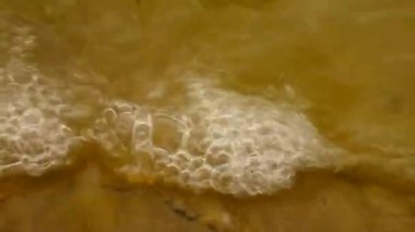 boulder için aşağı çalışan borudan temiz su sıçramasına ve kabarcıklar, drenaj sıçramasına damla oluşturmak