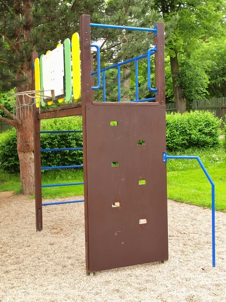 Dark brown wooden climbing wall ladder on kids playground — Stock Photo, Image