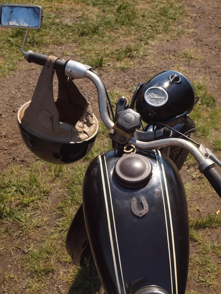 Manillar con espejo y casco en moto vintage fabricado en el sexagésimo. Motocicleta pública checa en "El espectáculo del veterano ". — Foto de Stock