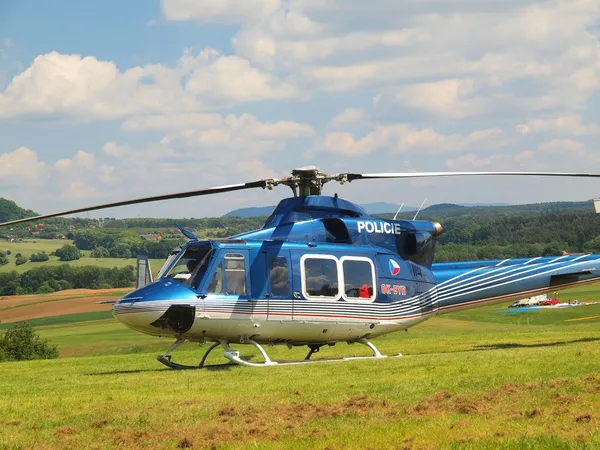 पुलिस हेलीकॉप्टर कार्रवाई में, प्रोपेलर बदल रहे हैं — स्टॉक फ़ोटो, इमेज