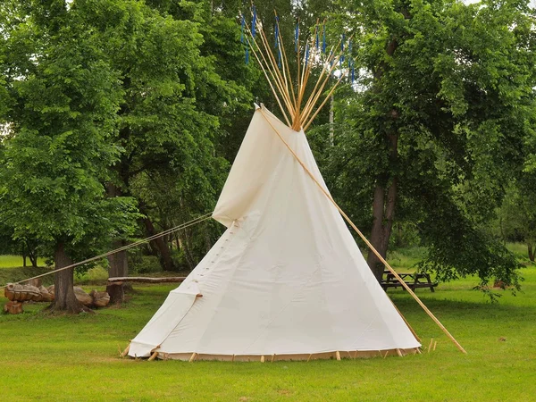 Indian tent tepee in children playground, holiday in countryside — Stock Photo, Image