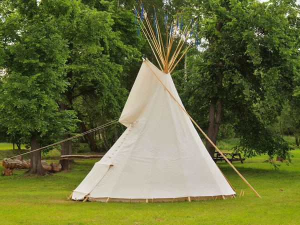 Indianerzelt-Tipi auf Kinderspielplatz, Urlaub auf dem Land — Stockfoto