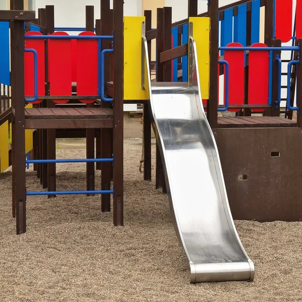 Verchromte Metallrutsche aus Kriechkonstruktion auf modernem Kinderspielplatz — Stockfoto