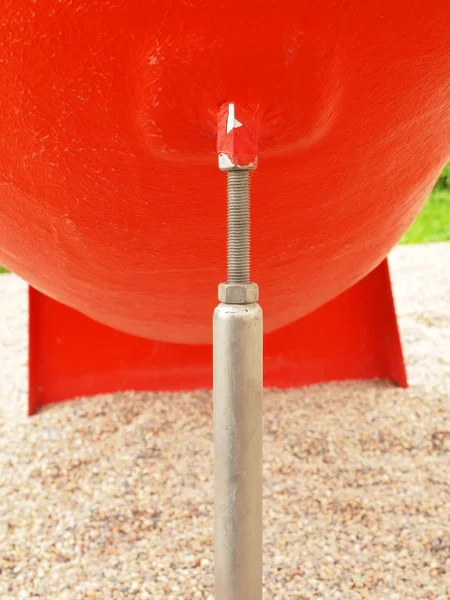 Schraubverbindungspunkt roter Kunststoffrohre. Detail des Kreuzes aus Kunststoff und Eisen Schraube in Outdoor-Ausrüstung. — Stockfoto