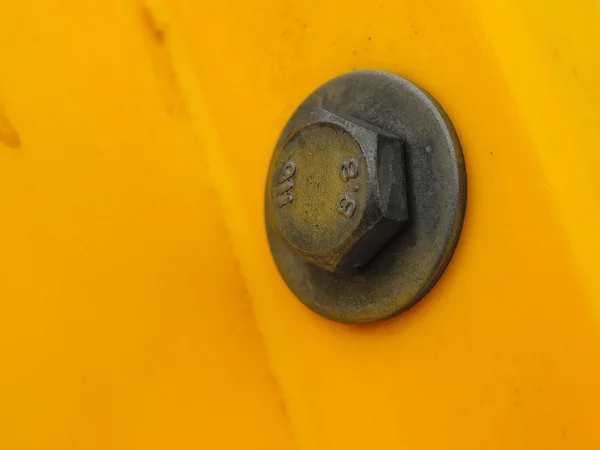 Skruv gemensam punkt i gult plaströr. Detalj av cross av plast och järn skruv i friluftsutrustning. — Stockfoto