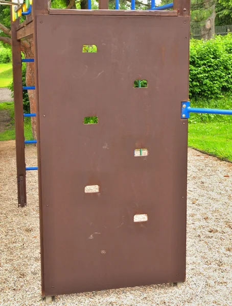 Échelle murale d'escalade en bois marron sur aire de jeux pour enfants — Photo