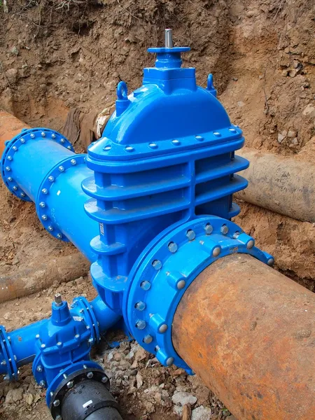 eski büyük içecek su boruları yeni mavi Vana ve yeni mavi ortak üyeleri katıldı. onarılan boru kaplama clay tarafından bekleyen bitmiş. aşırı bir korozyon, metal doku aşınmış..
