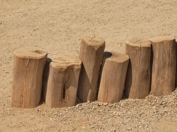 Gammal trä palissad kolumner, gamla trä palissaden, staket, steniga bakgrund — Stockfoto