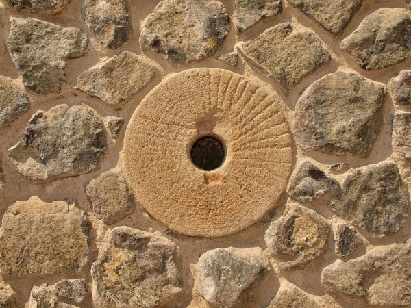 Molino de piedra de la casa en la pared de piedra de material de la naturaleza, piedra de marga rota, materiales de construcción tradicionales . — Foto de Stock