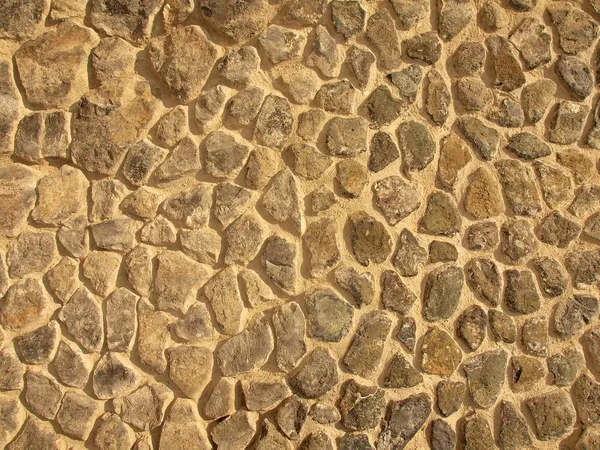 Stenen muur van aard materiaal, gebroken mergel stenen, traditionele bouwmaterialen. — Stockfoto