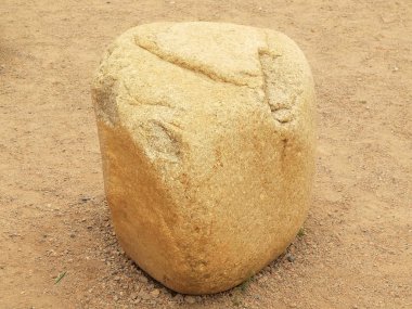 Büyük sarı turuncu kare boulder