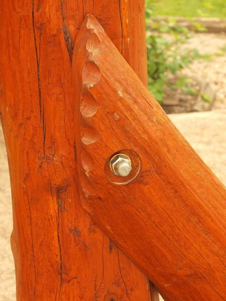 Šroub společné místo červených dřevěných trámů a dřevěné konstrukce — Stock fotografie