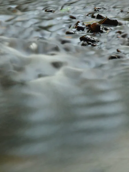 Flou foncé vagues bleues dans le ruisseau sous les rapides — Photo